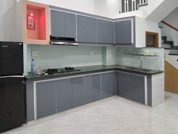 Tủ bếp nhôm kính màu xám